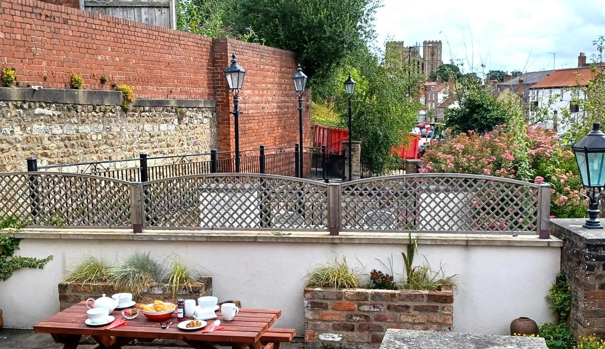 Central Ripon Apartment - View Of The Cathedral! Bagian luar foto